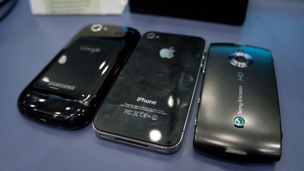 دراسة: أندرويد و iOS يواصلان التربع على قمة الهواتف الذكية‎