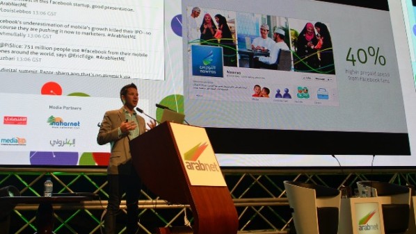 إريك إيدج  متحدثًا خلال مشاركة فيسبوك في مؤتمر عرب نت الذي يعقد حاليًا في مدينة دبي.