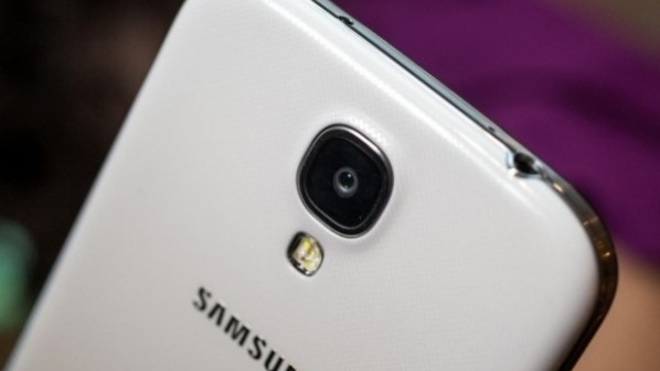 سامسونج تعتزم الكشف عن نسخة جديدة من هاتف Galaxy S4