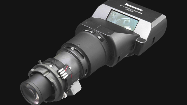 باناسونيك تعرض عدسة جهاز عرض ضوئي قصيرة المدى ضمن معرض جيتكس 2013
